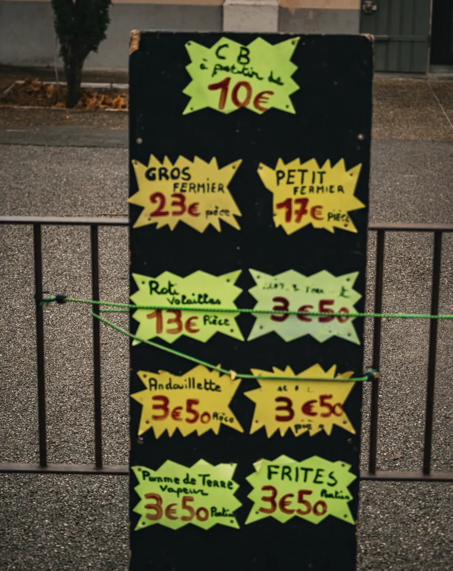 L'ardoise des prix du stand