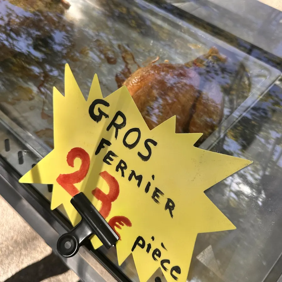 Étiquette « Gros fermier 23 € pièce » sur la vitrine