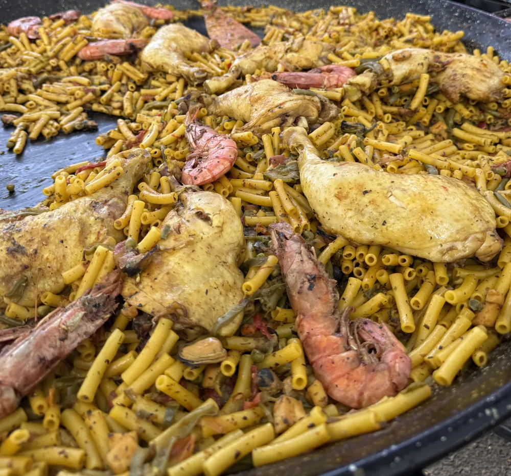 Grande poêle de macaronis au poulet et aux gambas