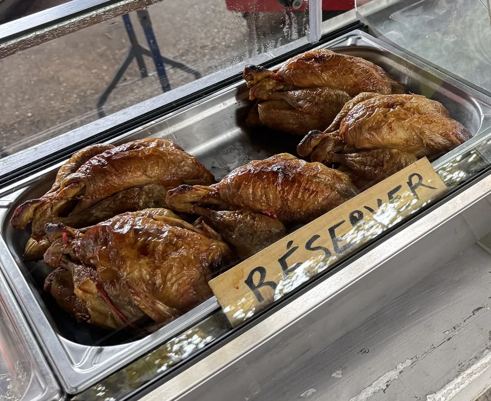 Poulets rôtis dans la vitrine chauffante, panneau « Réserver »