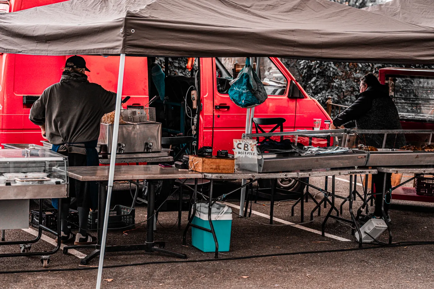 Le stand sous les barnums, la friteuse et la vitrine